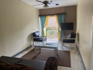 คอมฟอร์ทอพาร์ทเมนท์, 3 ห้องนอน, ระเบียง, วิวสวน | บริเวณนั่งเล่น | สมาร์ททีวี 36 นิ้ว พร้อมช่องเคเบิล, ทีวี