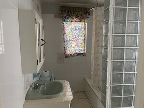 Bathroom - Pirate Palms (Kingston)