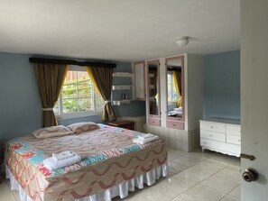 Classic Apartment, 1 Bedroom, Kitchen | In-room safe, individually decorated, individually furnished - Pirate Palms (Kingston)