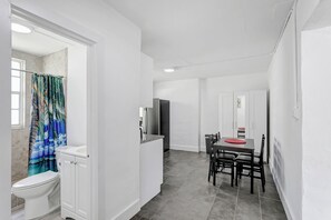 تجهيزات دش، مجففات شعر، مناشف، صابون