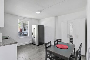 Dining - Prime location, Pineapple district, walk to Atlantic, 1bd, pets (Delray Beach)