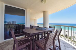 Outdoor dining - Incredible Views from the 8th Floor at Destin's Silver Shells (Destin)