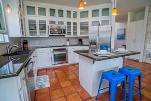 Fridge, microwave, oven, stovetop - Lake McQueeney Family Waterfront Home-Kayaks-Paddle Boards-Fooseball-King Beds (Seguin)