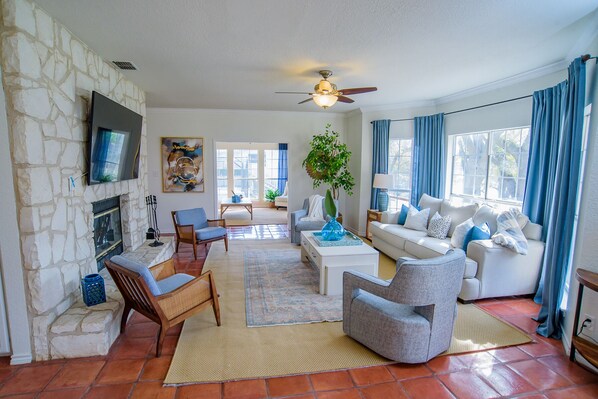 TV, fireplace - Lake McQueeney Family Waterfront Home-Kayaks-Paddle Boards-Fooseball-King Beds (Seguin)