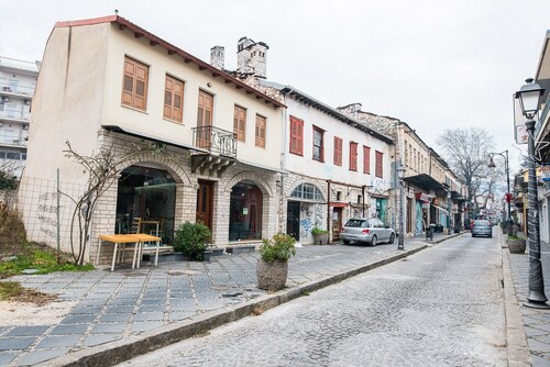 5 minutes to the center and 5 minutes to the lake of Ioannina