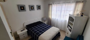 2 عدّة غرف نوم ومكواة/لوح كي وواي فاي مجانًا وملاءات أسرّة