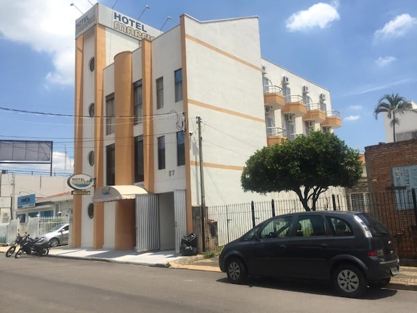 Vista frontal de la propiedad