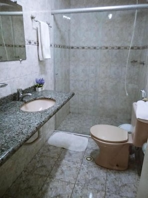 Habitación individual tradicional | Baño | Toallas, jabón, papel de baño
