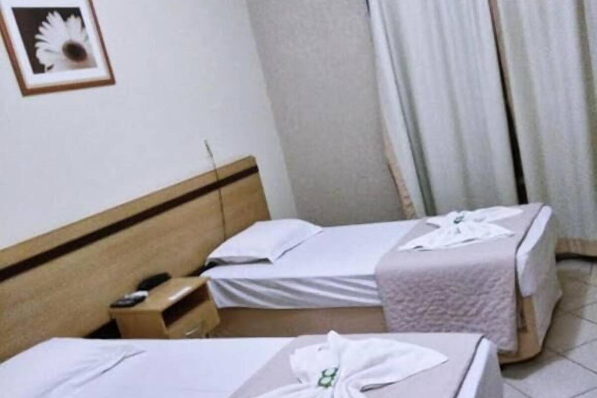 Habitación tradicional con 2 camas individuales | Wifi gratis y ropa de cama