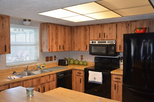 Casa de Corazon-A comfortable home with pool in a quiet neighborhood near beach.