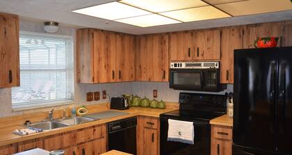 Casa de Corazon-A comfortable home with pool in a quiet neighborhood near beach.