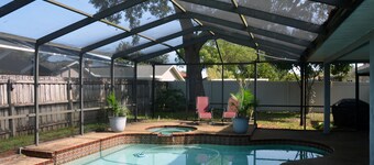 Casa de Corazon-A comfortable home with pool in a quiet neighborhood near beach.