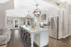Fridge, microwave, oven, stovetop - Modern Luxury! Gated Beach with LSV and Swim Spa (Miramar Beach)