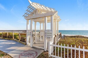Property grounds - Modern Luxury! Gated Beach with LSV and Swim Spa (Miramar Beach)