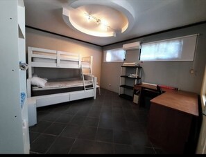 3 bedrooms, desk, free WiFi, bed sheets