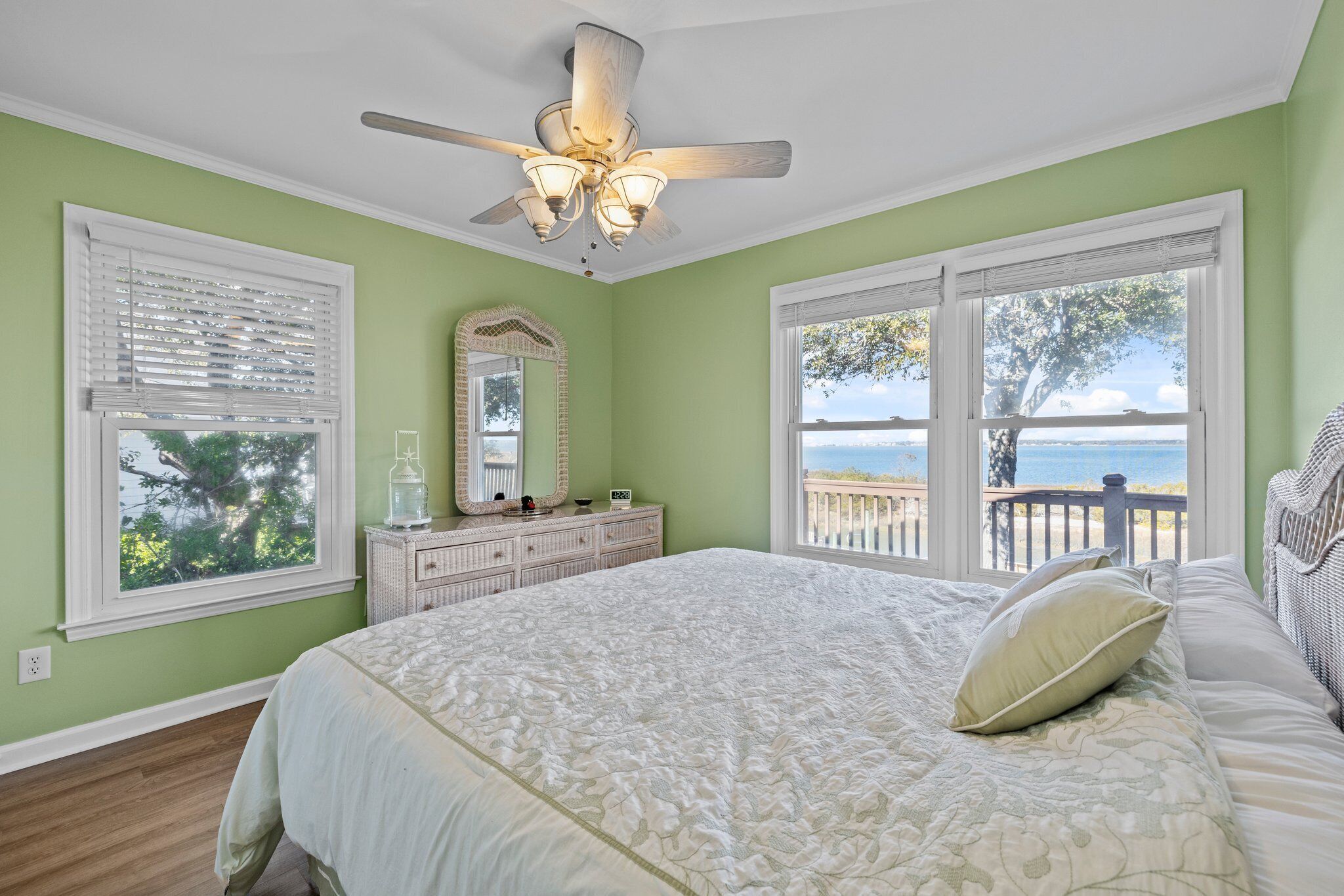 4 chambres, fer et planche à repasser, Wi-Fi gratuit, draps fournis