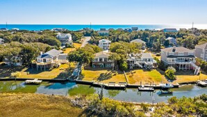 A residential area with houses, a dock, and a body of water. - Bogue Sound Cottage with Boat Dock & Pet Friendly (Emerald Isle)