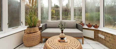 Casa familiar, baño privado, vista al jardín | Interior