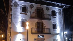 A two-story building with a sign reading "HOTEL BRÄNKKA". - Hotel Branka (Mundaka)