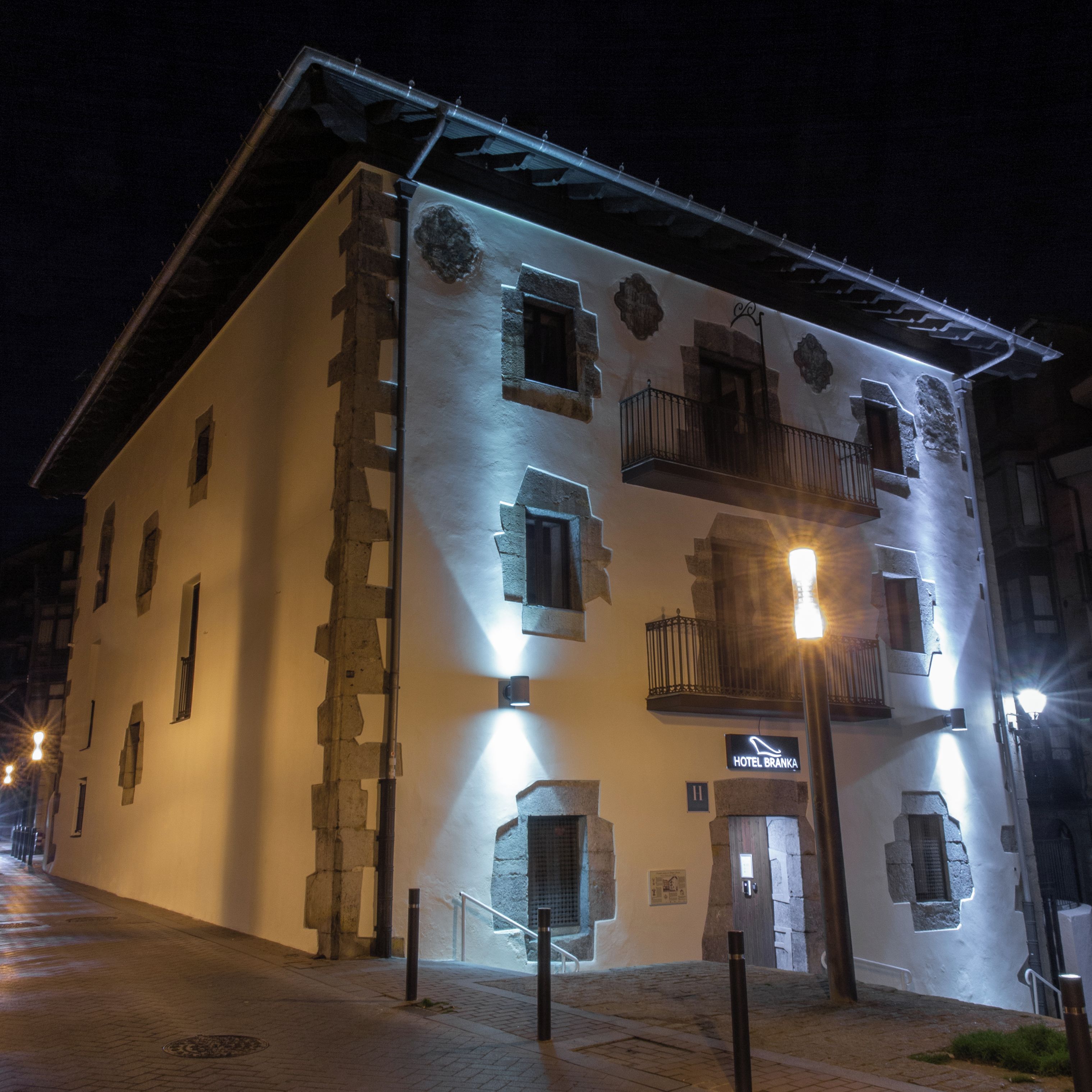 Un edificio histórico con un cartel que dice 'Hotel Branka'.