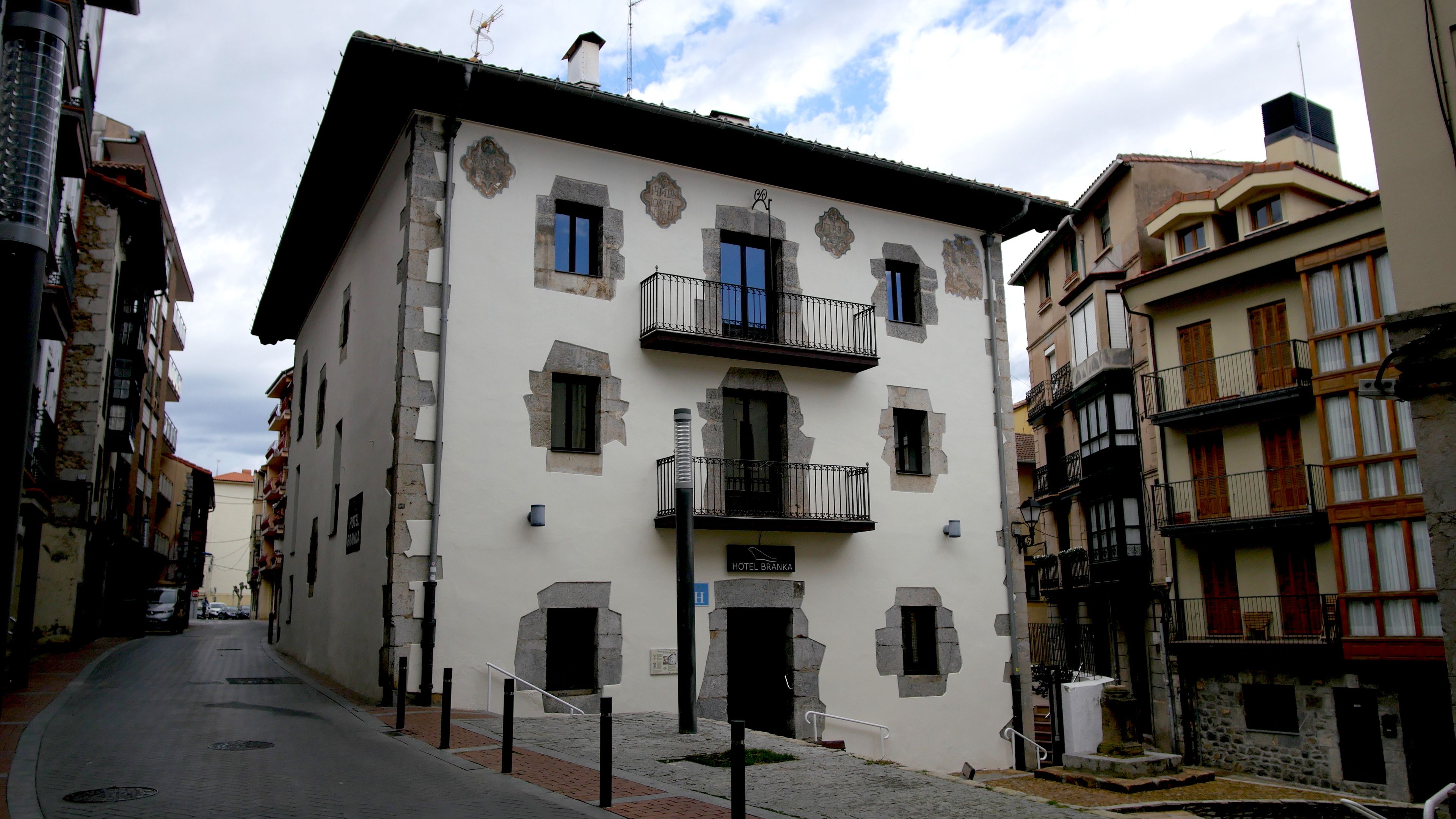 Un edificio histórico con un cartel que dice 