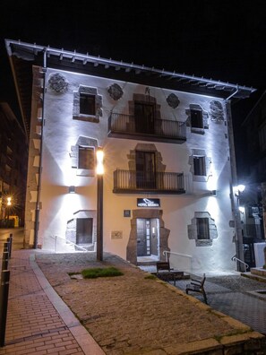 A two-story building with a sign reading "HOTEL BRÄNKKA". - Hotel Branka (Mundaka)