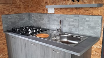 Frigorifero, microonde, forno, piano cottura