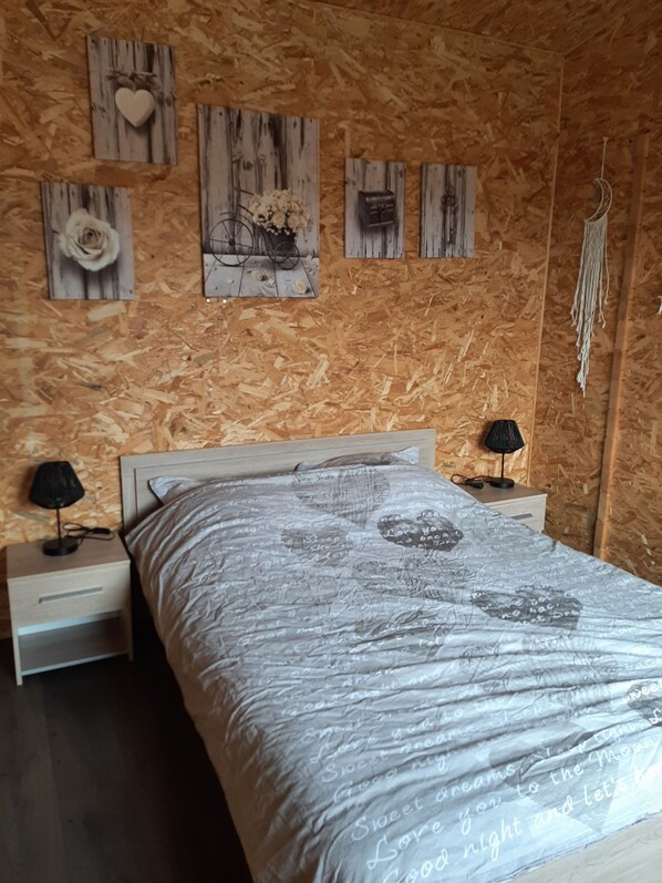 1 Schlafzimmer, Reisekinderbett, kostenloses WLAN, Bettwäsche