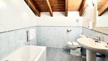 Premium kamer | Badkamer | Een regendouche, gratis toiletartikelen, handdoeken