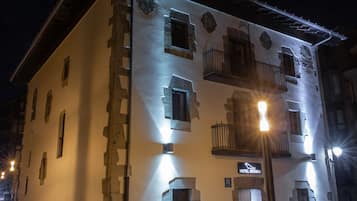 Vista frontal de la propiedad