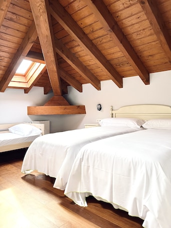 Premium Room | Egyptian cotton sheets, premium bedding, desk, laptop workspace
