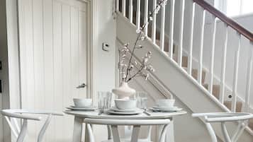 House, Private Bathroom (Windsor Town Centre) | Dining