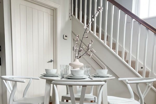 House, Private Bathroom (Windsor Town Centre) | Dining