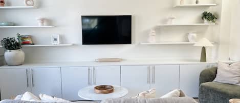 House, Private Bathroom (Windsor Town Centre) | Lounge