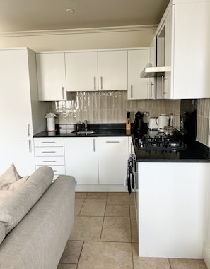 Shared kitchen - Windsor Mews by Stay Focused SA (Windsor)