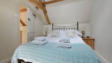 2 bedrooms, iron/ironing board, travel cot, free WiFi