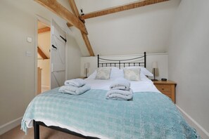 2 bedrooms, iron/ironing board, travel cot, free WiFi - The Barn, Park Farm near Chew Magna, Bristol (Bristol)