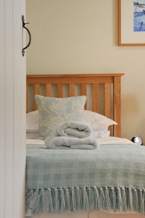 2 chambres, fer et planche à repasser, lit de bébé portatif