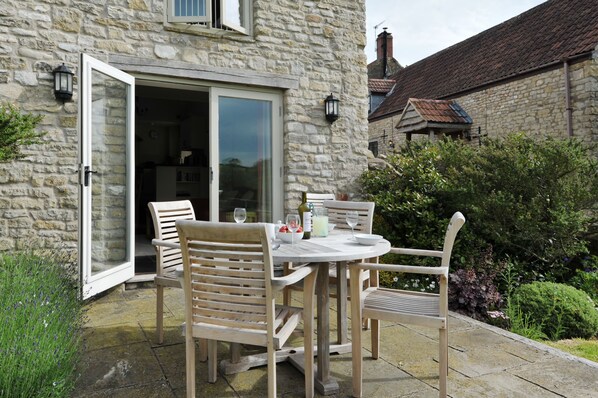 Outdoor dining - The Barn, Park Farm near Chew Magna, Bristol (Bristol)