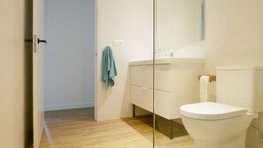 Dusj, hårføner og håndklær