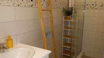 تجهيزات دش، مناشف، صابون، ورق حمّام