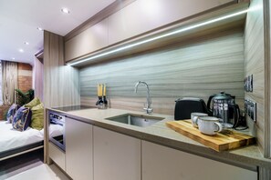 Luxury Apartment, Ensuite, River View | Shared kitchen - No. 47 (York)