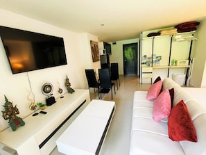 Comfort Studio, Park View | Living area | 36-inch flat-screen TV with cable channels, TV