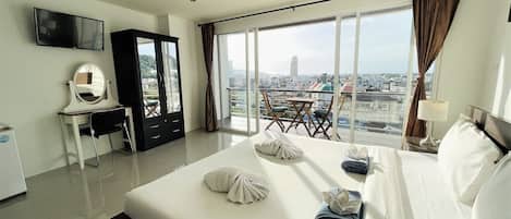 Panoramic Studio | In-room safe, iron/ironing board, bed sheets