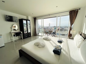 Panoramic Studio | In-room safe, iron/ironing board, bed sheets