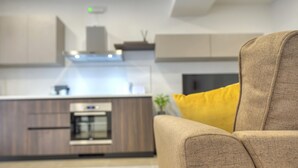 Une cuisine moderne avec des meubles en bois, un four encastré et un îlot central.