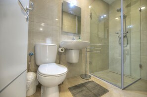 Een douche, een haardroger, handdoeken
