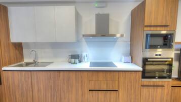 Kühlschrank, Mikrowelle, Ofen, Geschirrspüler