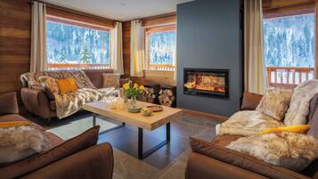 Televisie, een open haard, een tafeltennistafel en een stereo