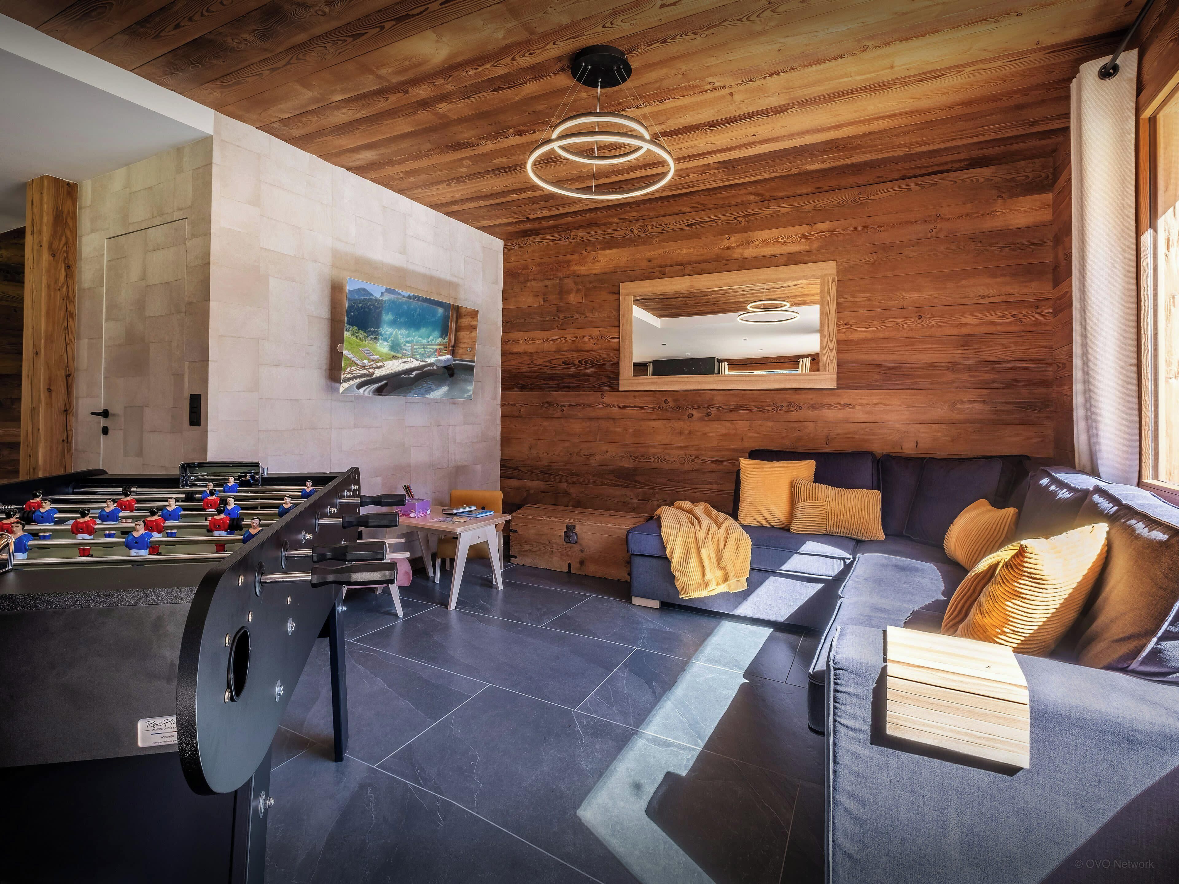 Televisión, chimenea, mesa de ping pong, estéreo